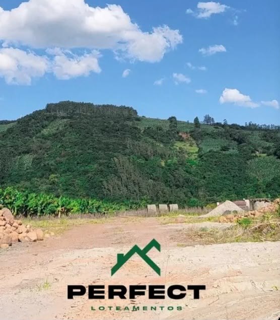 Área de loteamento da Perfect em preparação, com morro ao fundo